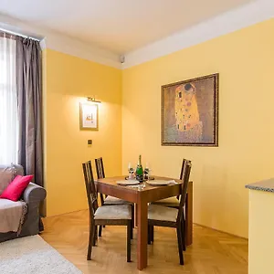 Apartment In Heart Of - 2br 2ba Elegant Downtown, Prague